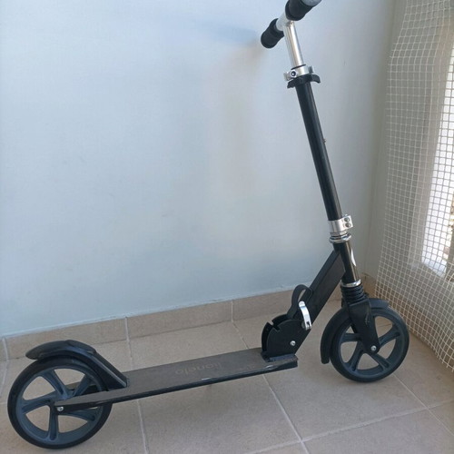 Lionelo scooter like new with foldable design and adjustable handlebar