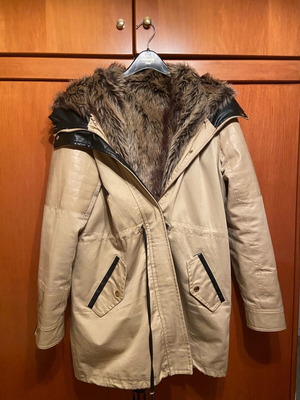 Women's beige jacket like new with button issue