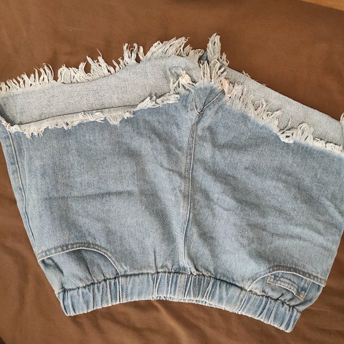 Shorts used with frayed edges and elastic waist, size medium