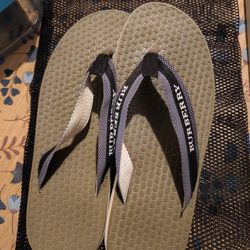 Burberry London flip flops size EU 42 like new with box and dust bag