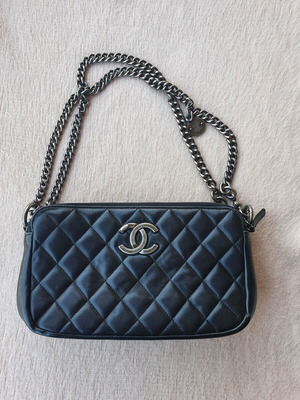Chanel vintage crossbody bag black used