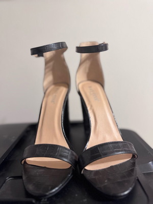 DAY VINE Black Croc-Embossed Heels