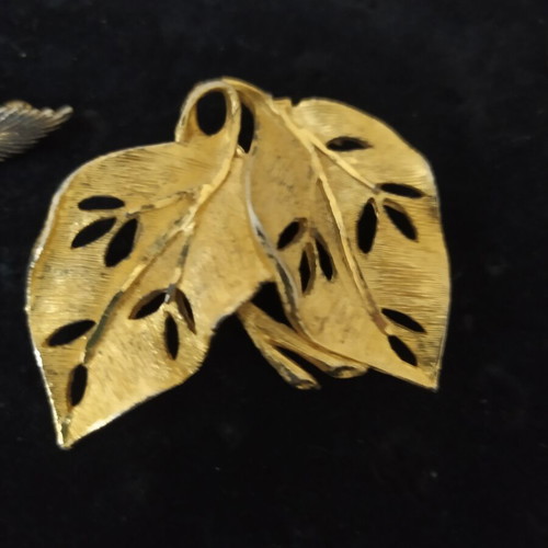 Vintage leaf-shaped pin like new