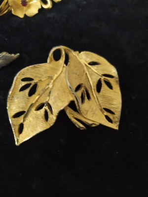 Vintage leaf-shaped pin like new