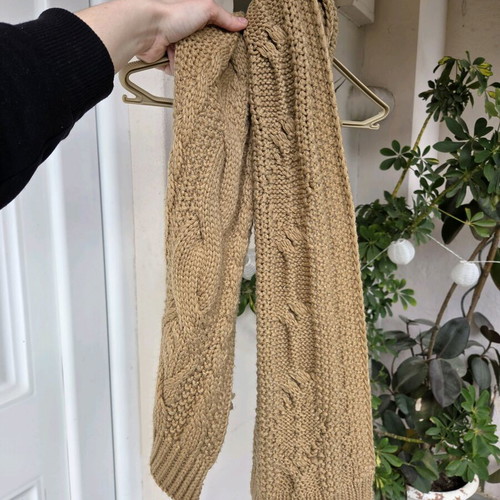 Chunky cable knit scarf like new, beige and mustard yellow