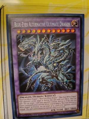 Blue-Eyes Alternative Ultimate Dragon card like new with Ultra Pro sleeve and Top Loader