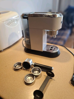 Delonghi Espresso Dedica EC685 used pump machine 1300W 15bar