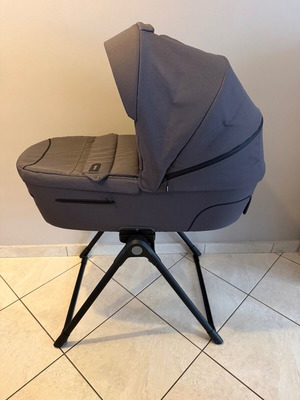 Port Bébé Inglesina Aptica XT with base like new