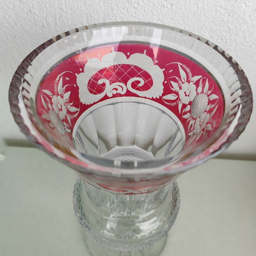 Decorative crystal vase like new with red border