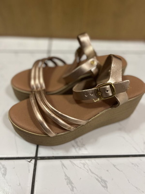 M&M Gold Platform Sandals like new, size 37