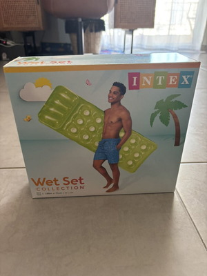 Intex inflatable beach mattress with 18 pockets, new