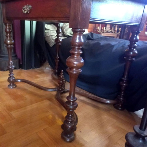 Neoclassical table used very elegant in excellent condition