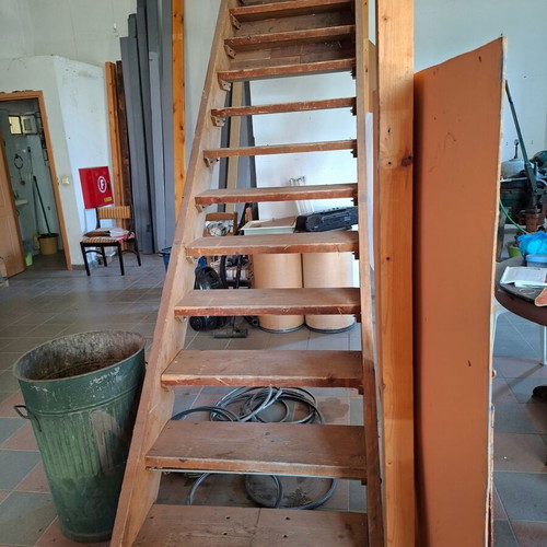 Wooden staircase with 13 steps, 4m length