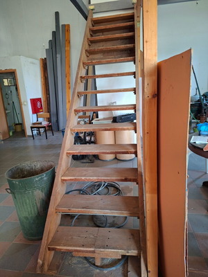 Wooden staircase with 13 steps, 4m length