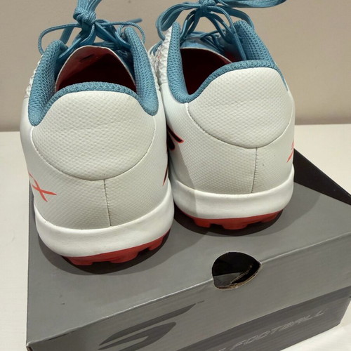 Skechers Soccer Shoes SKX_2 JR Youth TF like new, white and blue, size 35