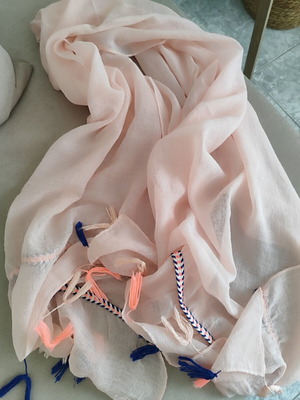 Scarf in soft pink with fringes