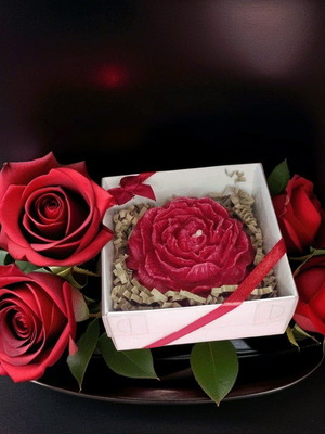 Scented soy candle peony in gift packaging