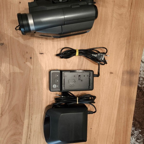 Hitachi H825LE 8mm video camera recorder used with accessories