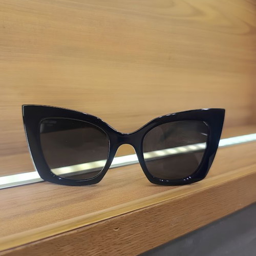 Saint Laurent SL 552 Cat Eye Sunglasses like new, black frame