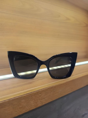 Saint Laurent SL 552 Cat Eye Sunglasses like new, black frame