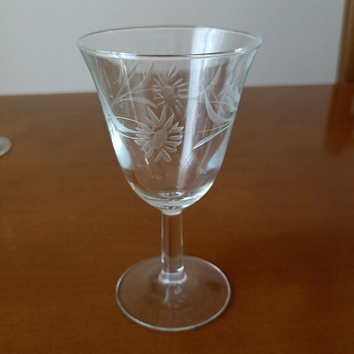 Vintage stemmed glasses set of 4 with engraved floral design like new