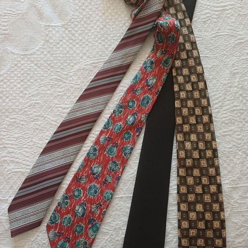 Set of 4 men's ties vintage and classic designs