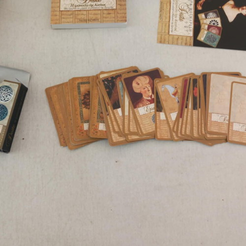 Deste Η τραπουλα της Κατινας card game set used with book
