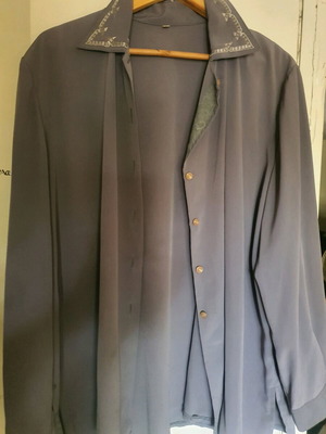 Shirts like new in large sizes, white and blue