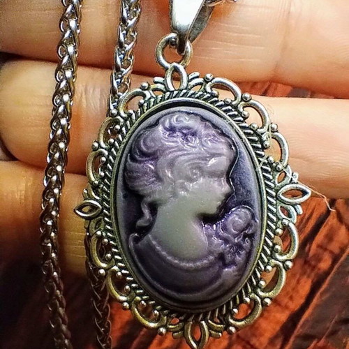 Cameo pendant with stainless steel chain like new, 58cm
