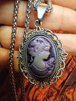 Cameo pendant with stainless steel chain like new, 58cm