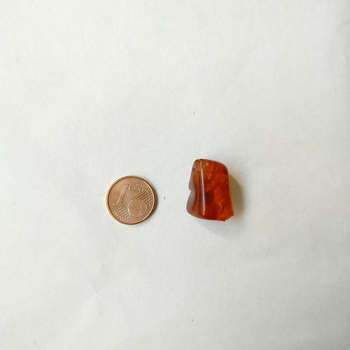 Natural old amber 2 g