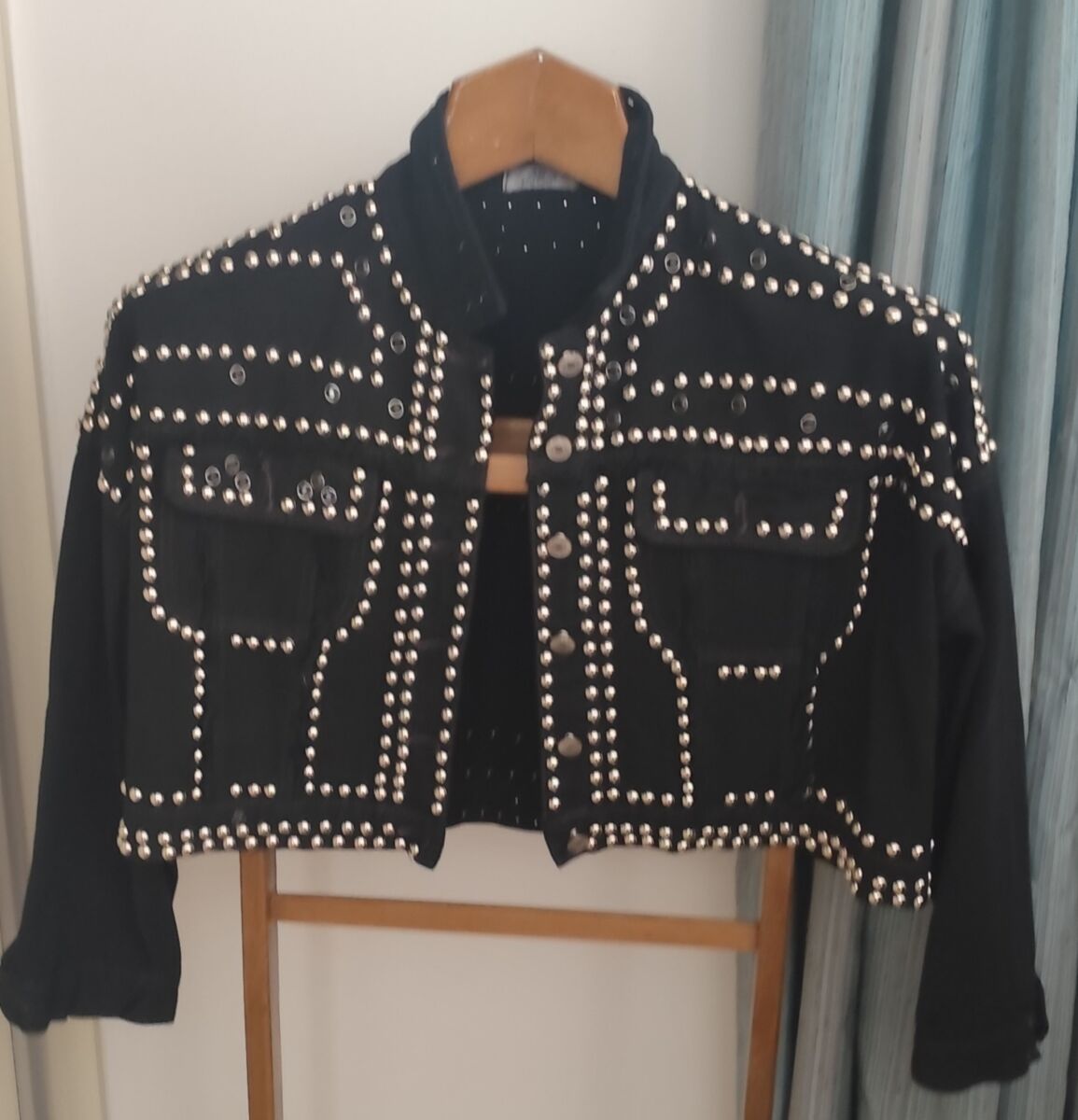 Cropped denim jacket black with metal… - € 15,00 - Vendora.cy