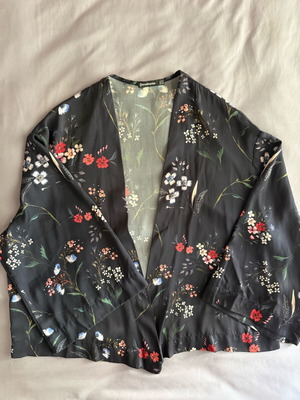 Satin Blue Floral Kimono Stradivarius Like New Size M