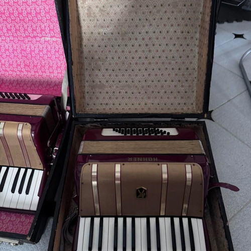 Hohner Starlet 40 Accordion like new with original case 1974