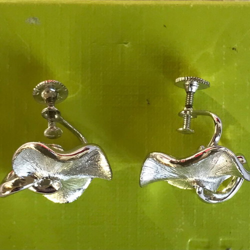 Lisner earrings silver vintage like new, screw back