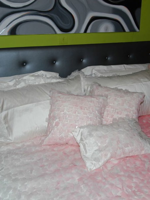 Aslanis wedding quilt like new, silk, double with pillows