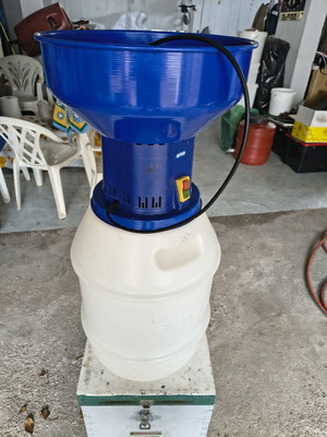 Feed Grinding Mill like new with two extra sieves for flour and powdered sugar