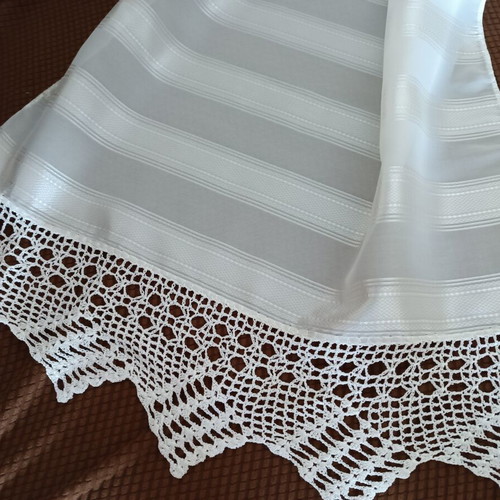 Tsevres with handmade lace like new, 1.30x0.50 m