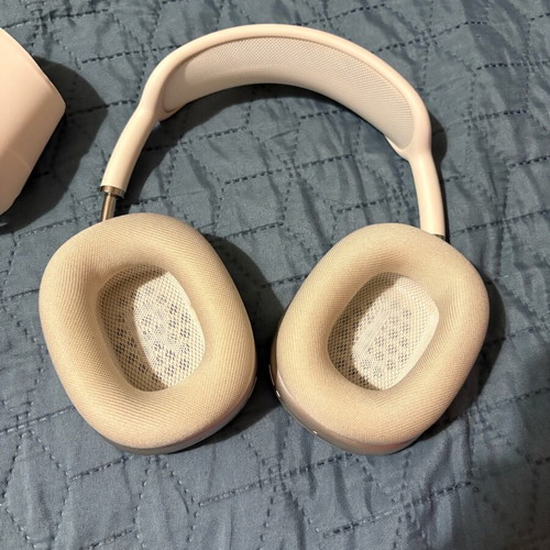 AirPods Max like new, gold color with accessories
