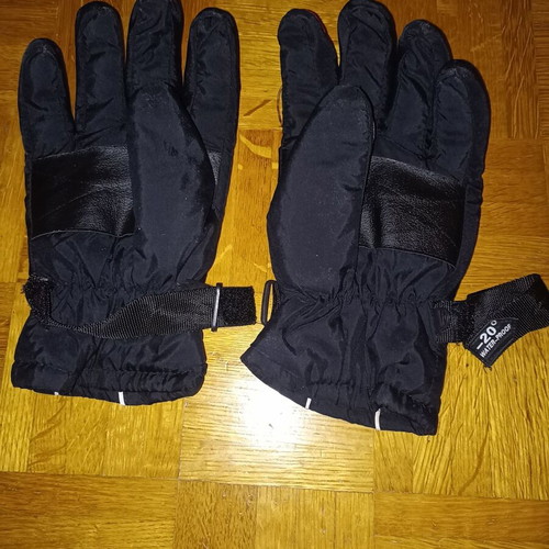 Winter gloves new, pack of 2 pairs in L and M sizes, black and red