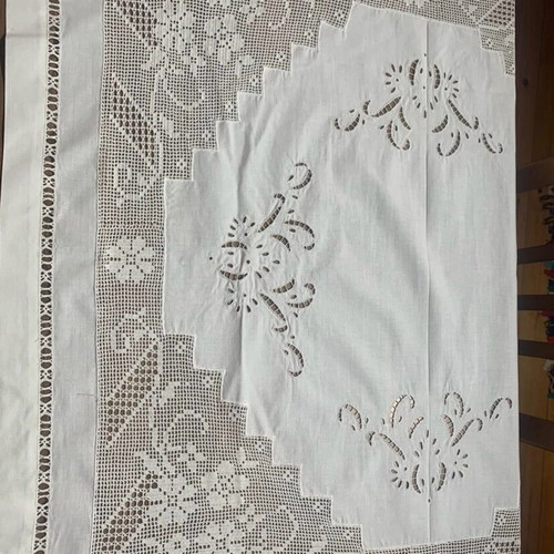Handmade tablecloth new with 2 matching napkins 1.00x1.00