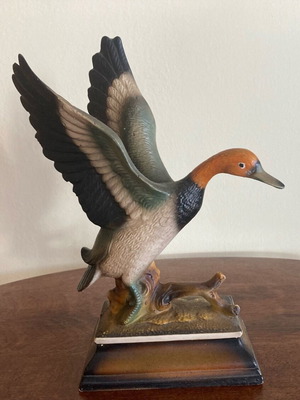 Decorative duck sculpture like new for home or office