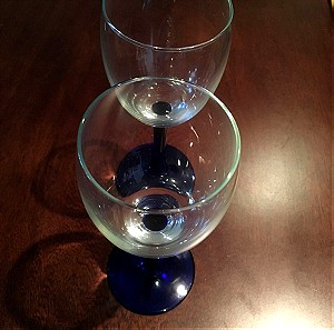 2 ποτήρια κρασιού με μπλε βάση