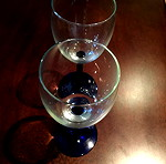  2 ποτήρια κρασιού με μπλε βάση