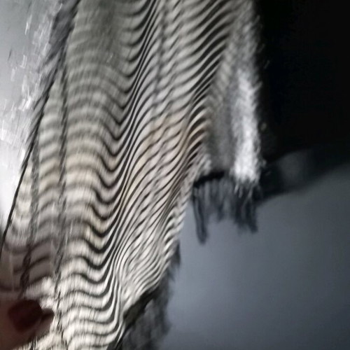 Zebre scarf like new, black and white, long, distinctive