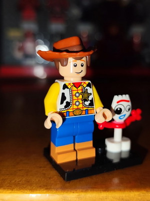 Woody & Forky figure like new, with base and two expressions
