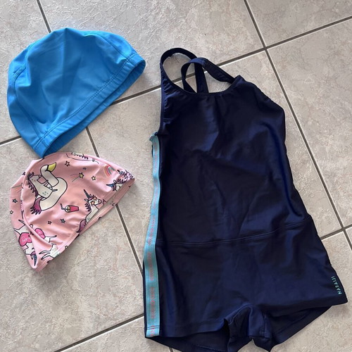 Girls' swimsuit size 4 with 2 swimming caps like new
