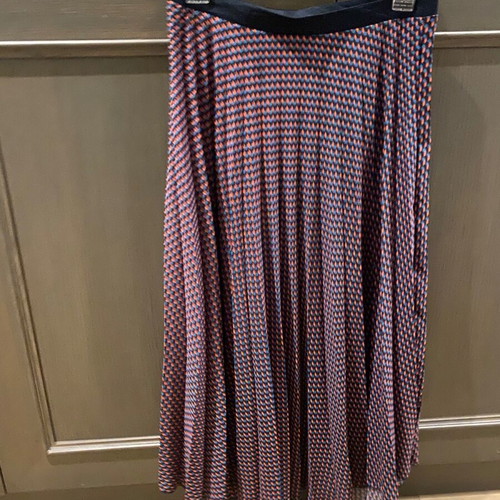 Pleated skirt with geometric pattern like new, black and blue