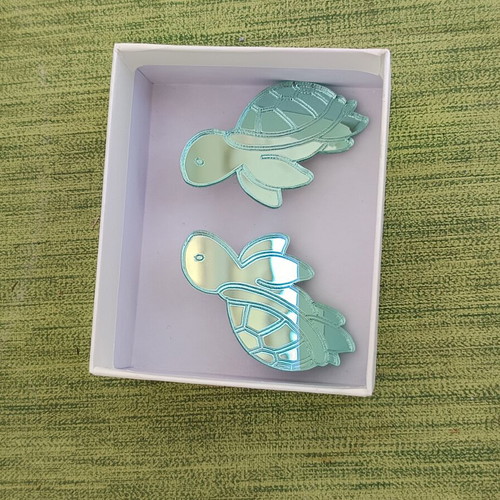 Plexiglass earrings turtle, like new, green color, stainless steel clasp