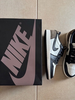 Jordan 1 Low Mocha sport shoes size 41, like new